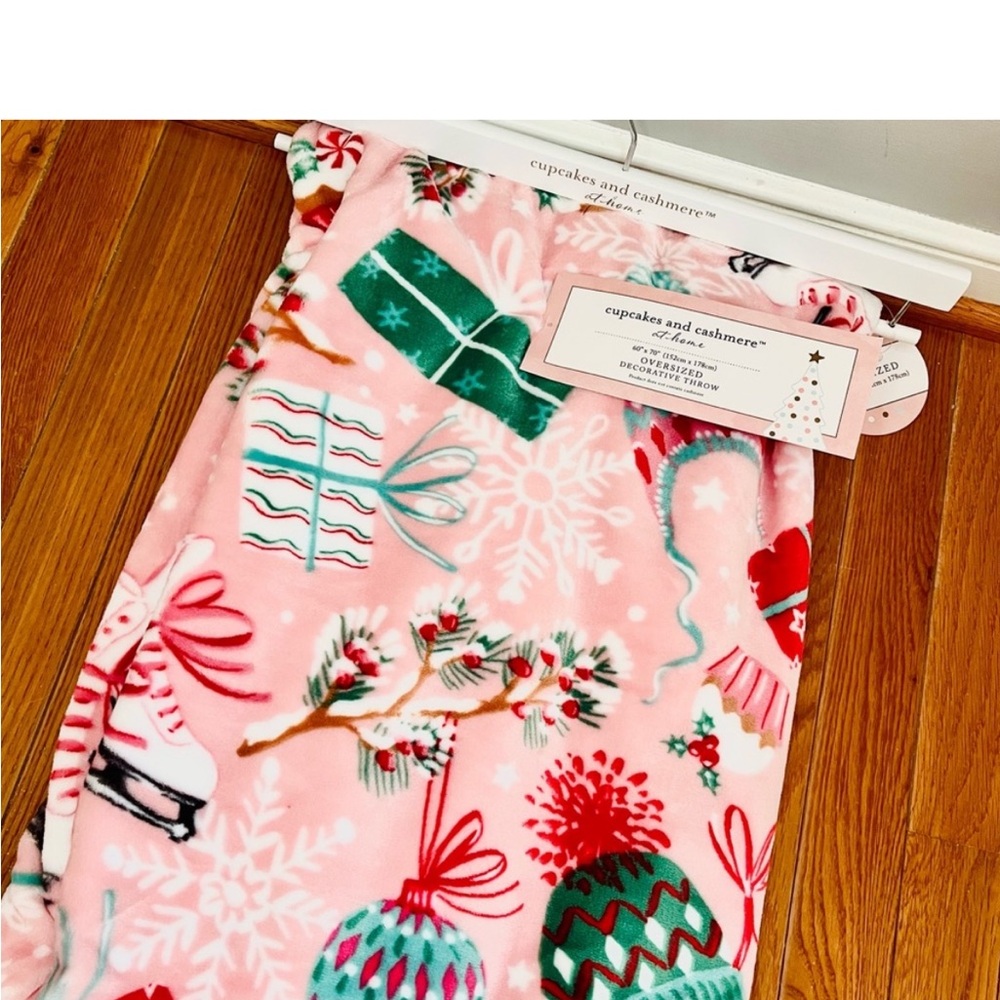Nwt Cupcakes and Cashmere Pink Christmas throw blanket TikTok viral
50"X70" $60